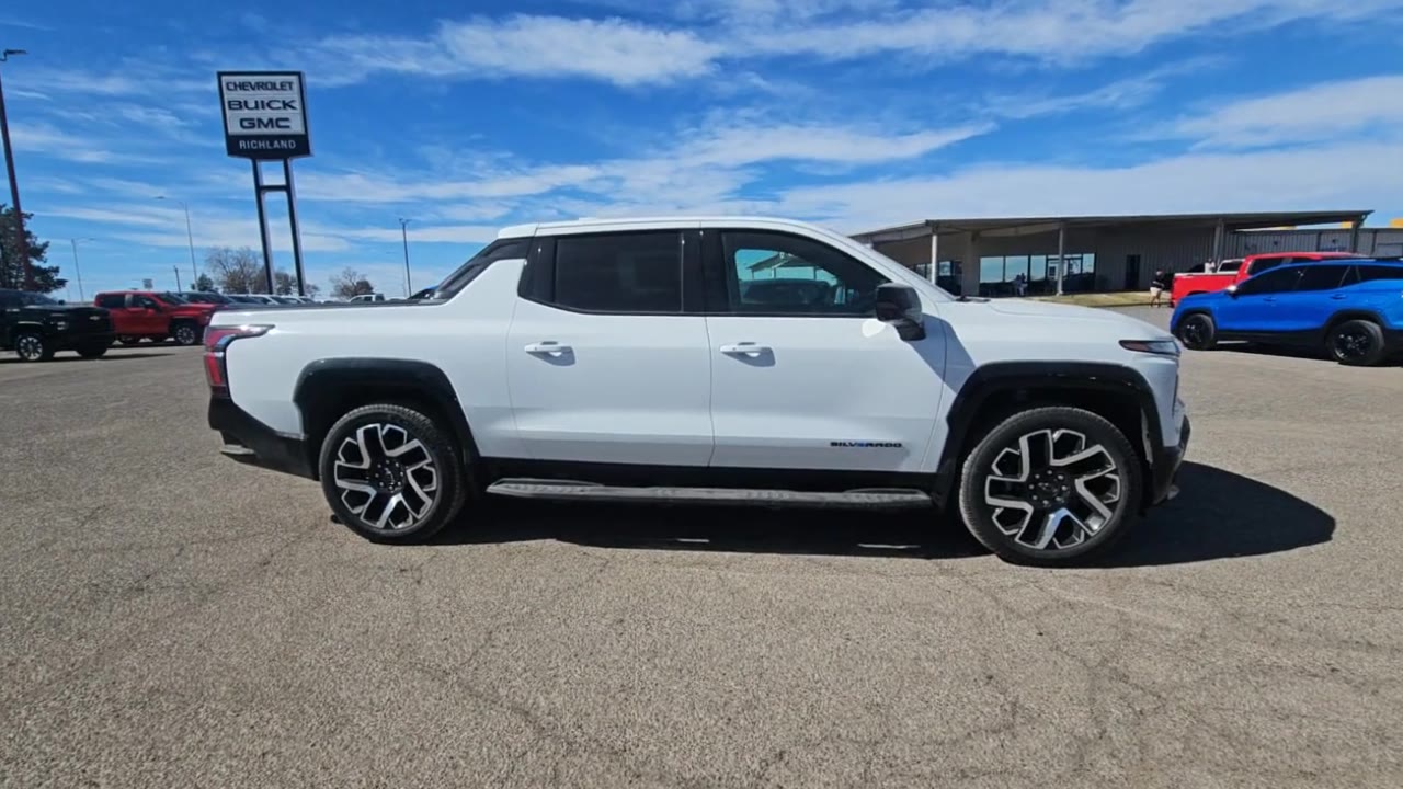 2024 Chevrolet Silverado EV RST photo 30