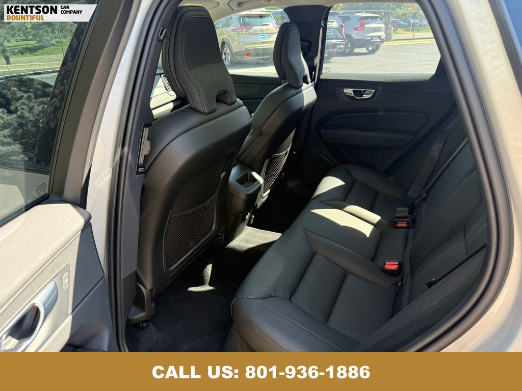2025 Volvo XC60 B5 Plus photo 33