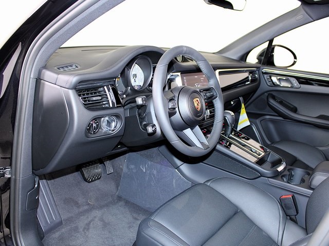 2025 Porsche Macan S photo 4