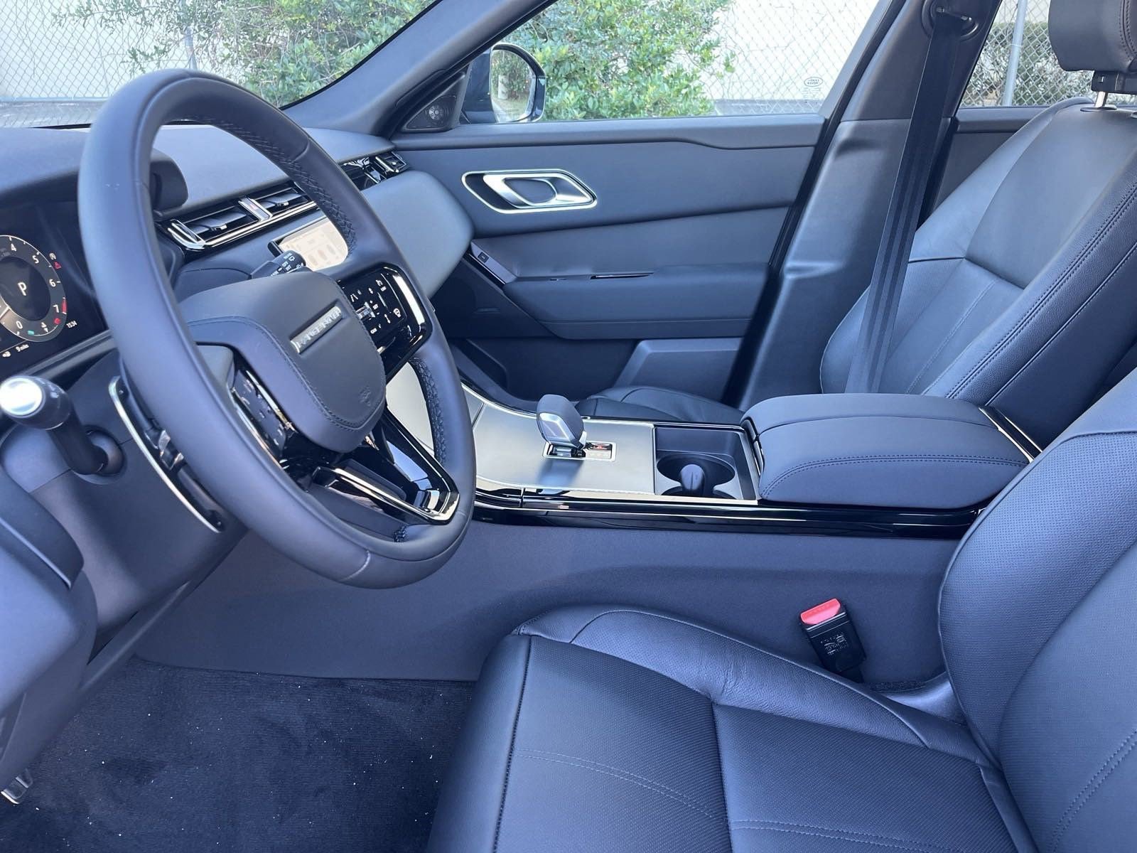 2025 Land Rover Range Rover Velar P250 Dynamic SE photo 3