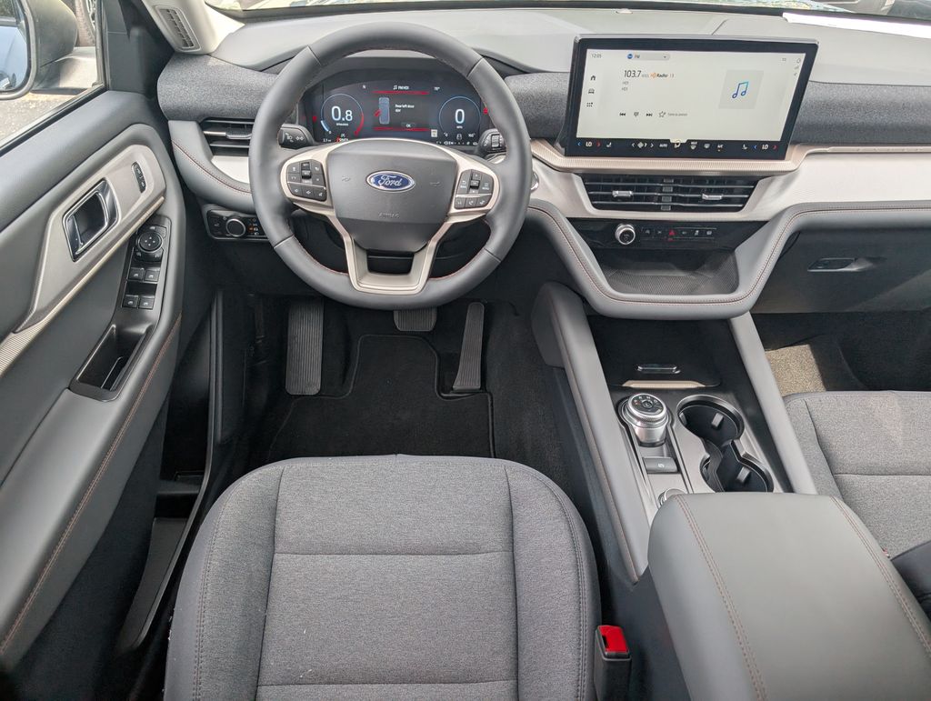 2025 Ford Explorer photo 4
