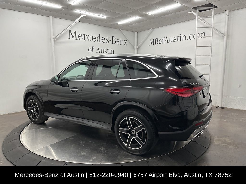 2025 Mercedes Benz GLC 300 photo 2