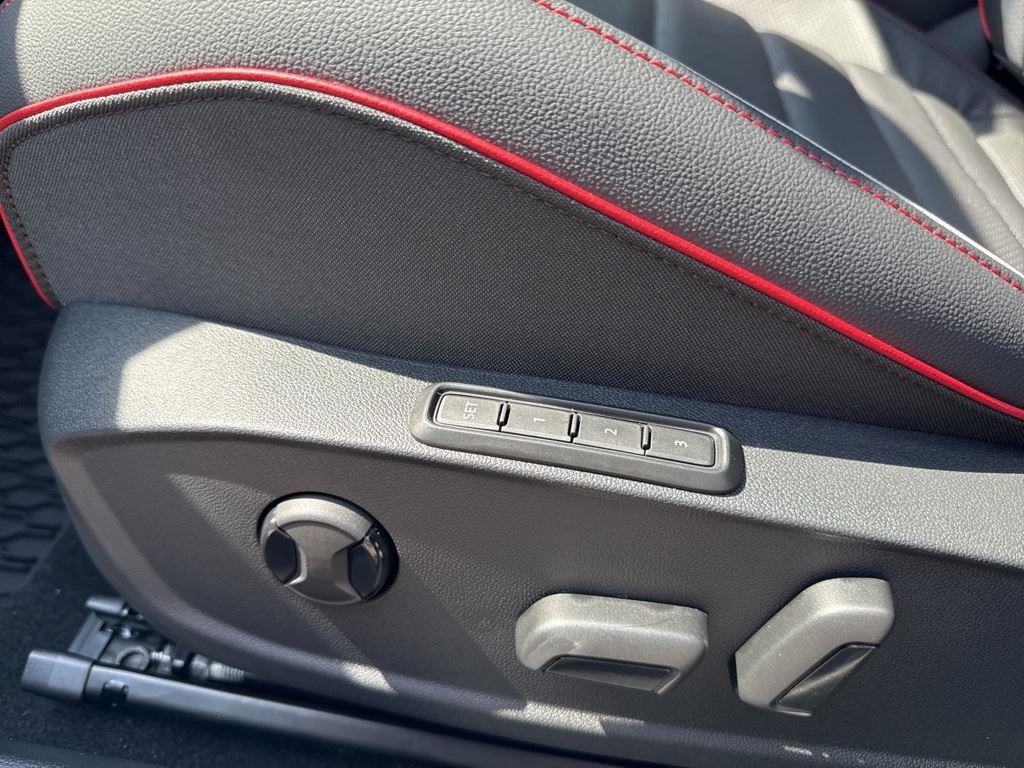 2025 Volkswagen Golf GTI SE photo 13