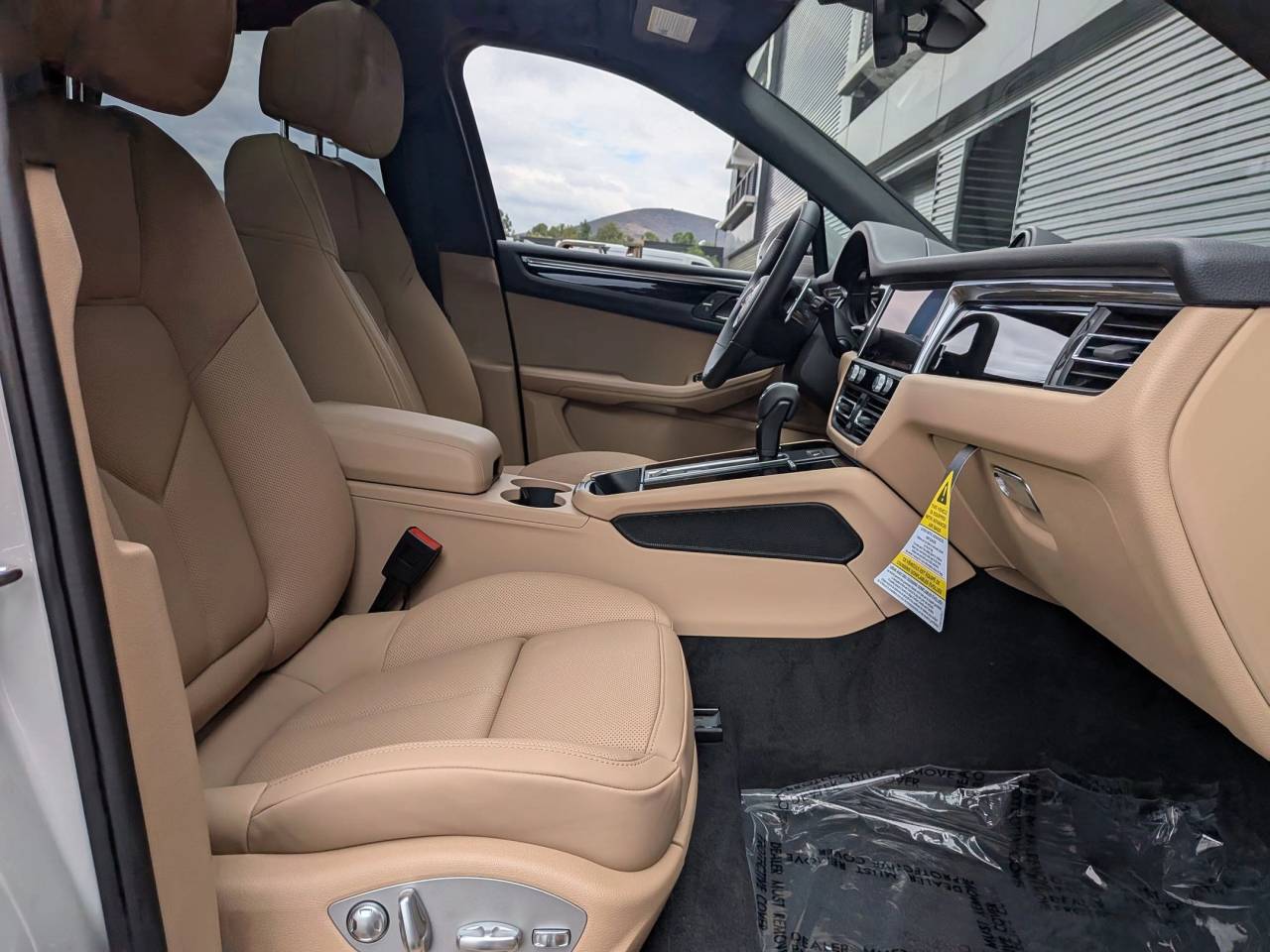 2026 Porsche Macan T photo 22