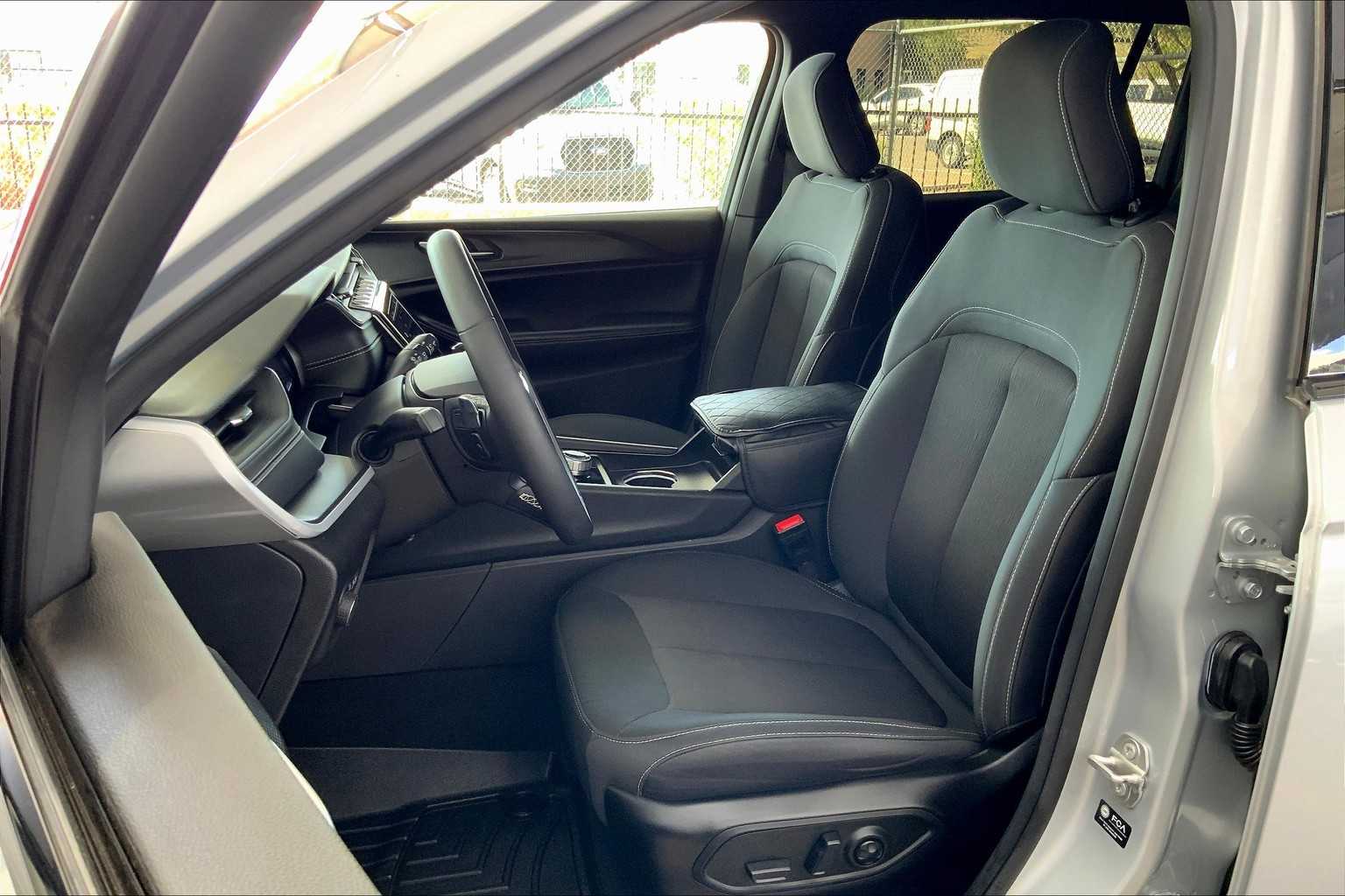2024 Jeep Grand Cherokee Laredo X photo 6