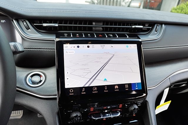 New 2025 Baltic Gray Metallic Clear-Coat Exterior Paint Jeep Limited image 32