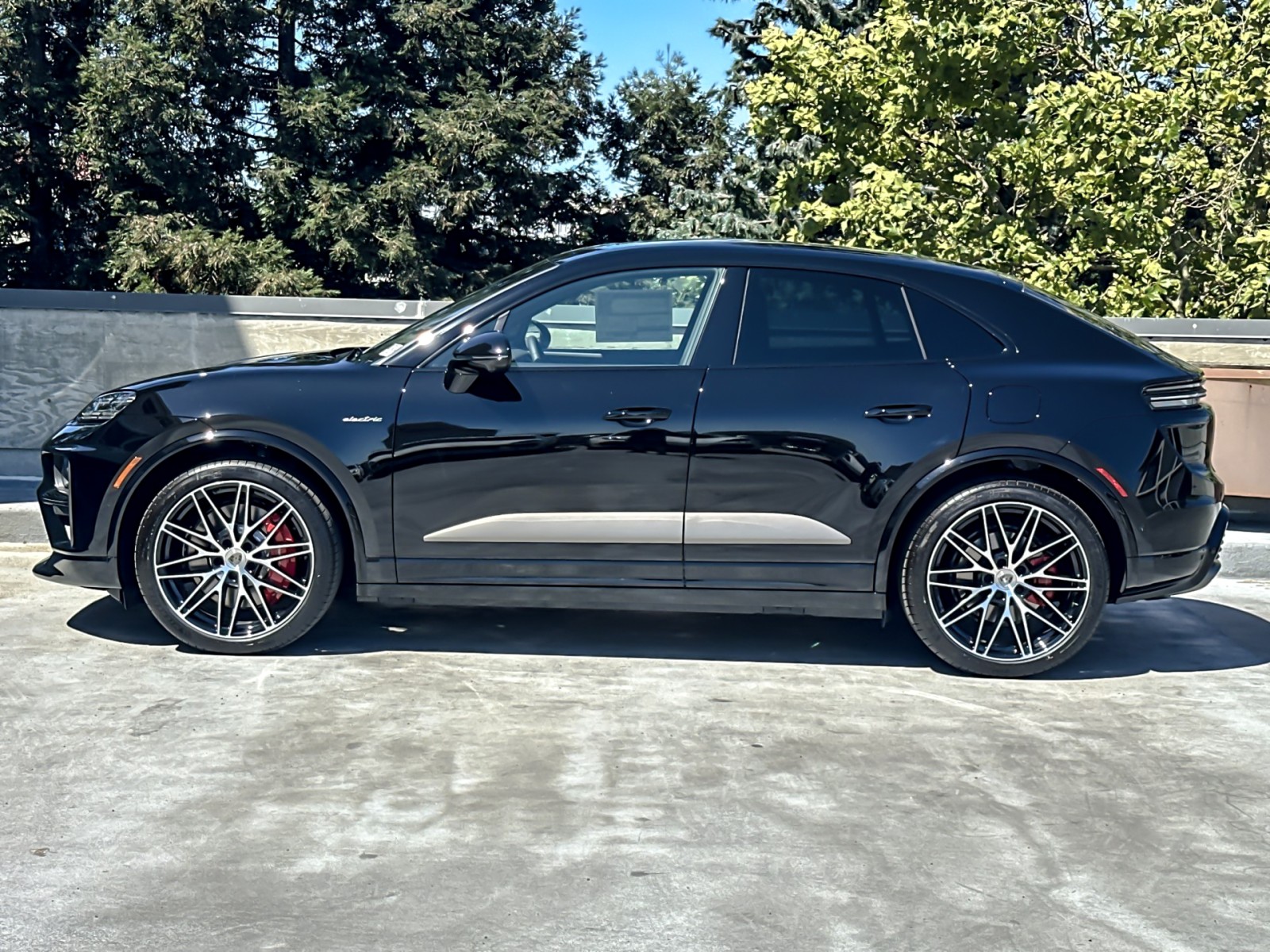 2025 Porsche Macan Turbo Electric photo 2
