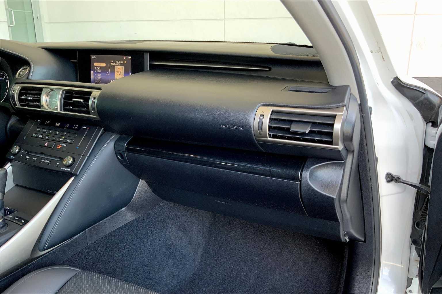 2016 Lexus IS 200t photo 15