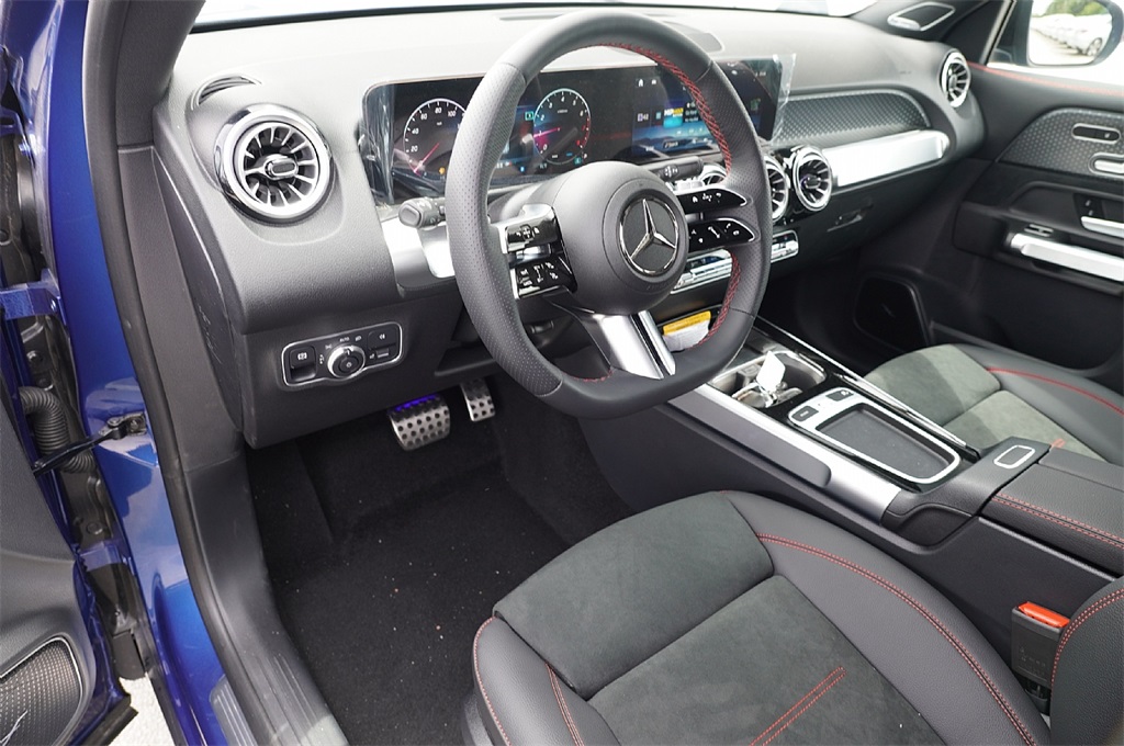 2025 Mercedes Benz GLB 250 photo 3