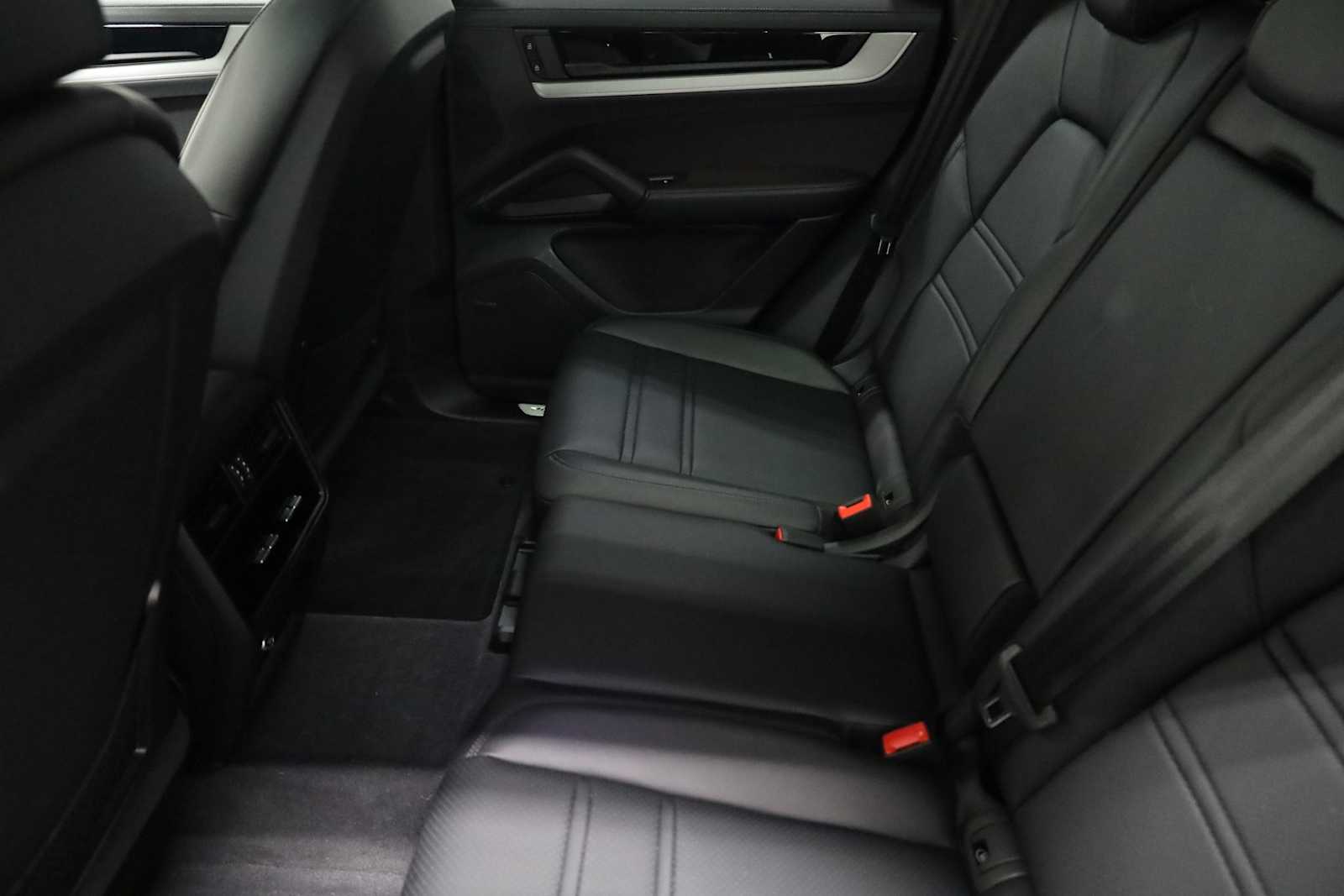 2025 Porsche Cayenne S photo 33