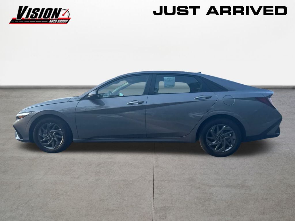 2024 Hyundai Elantra SEL photo 8