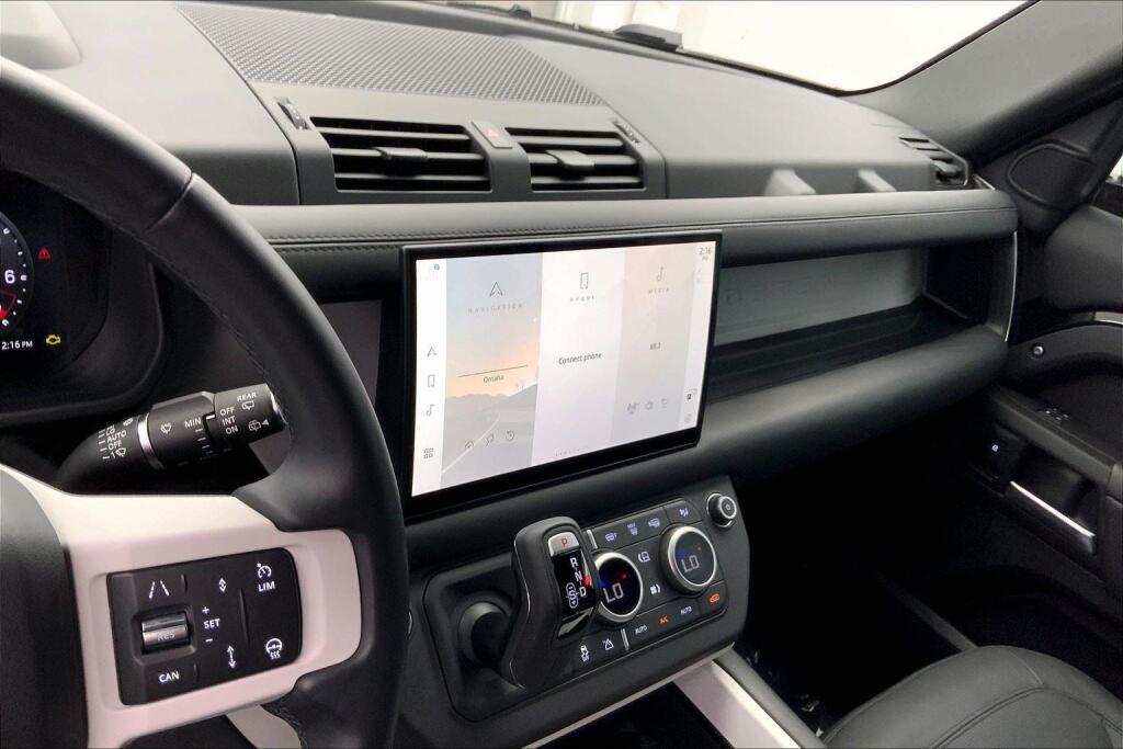 2025 Land Rover Defender S photo 4
