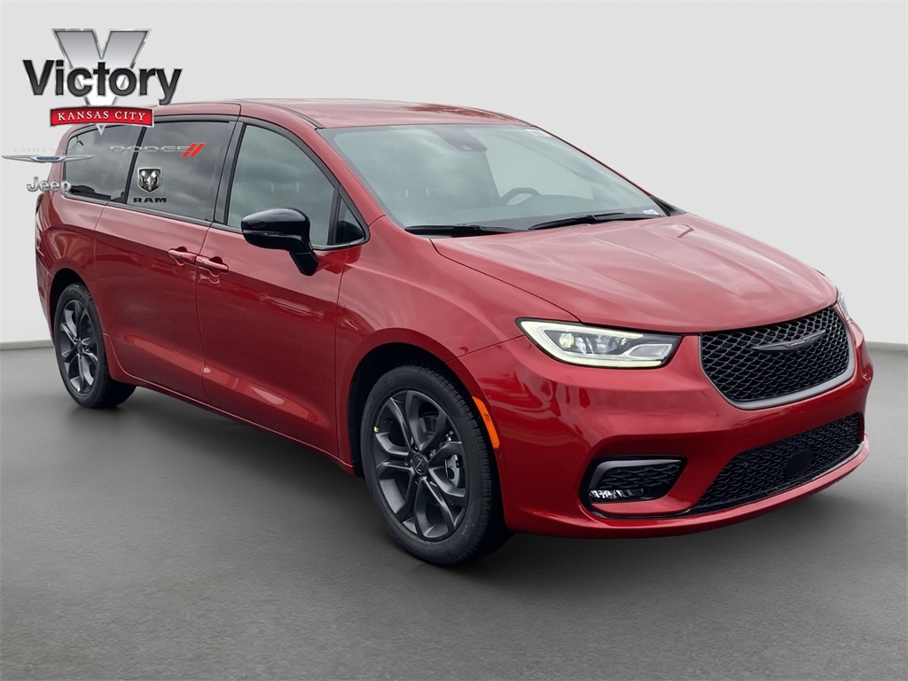 2026 Chrysler Pacifica Select's photo