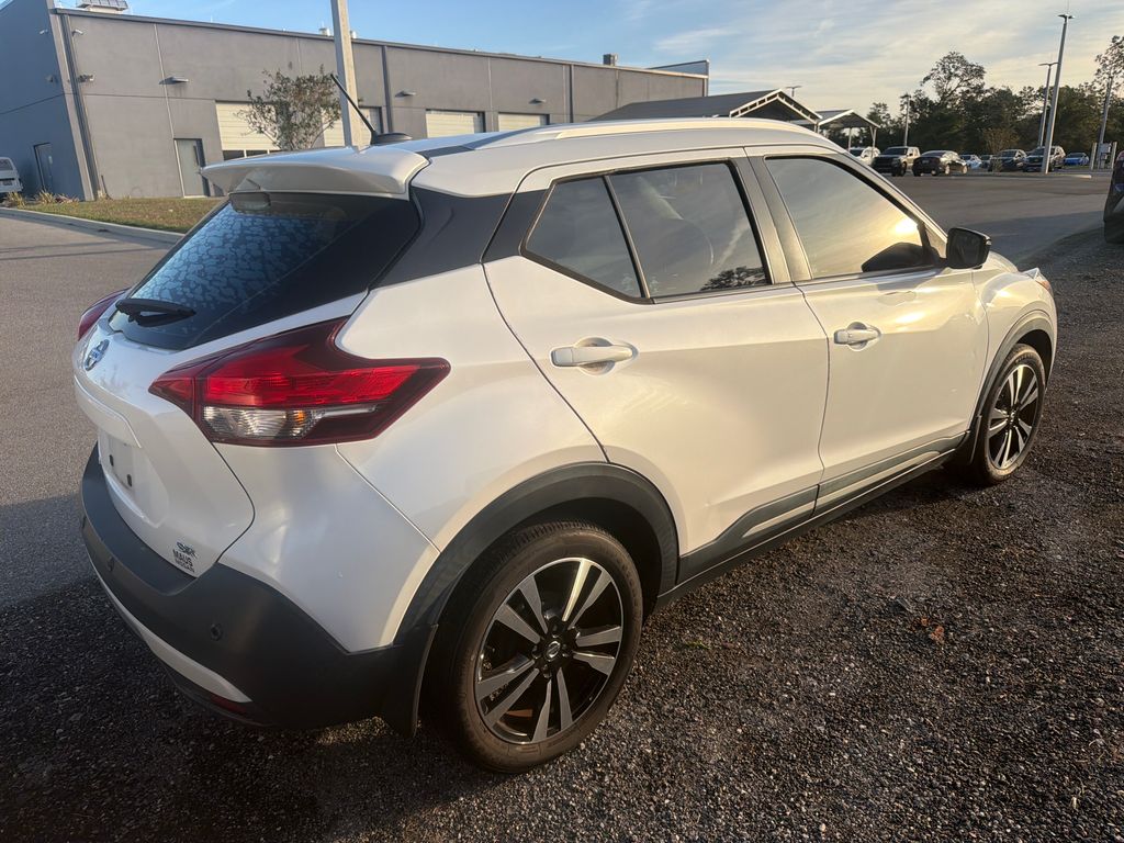 2020 Nissan Kicks SR photo 2
