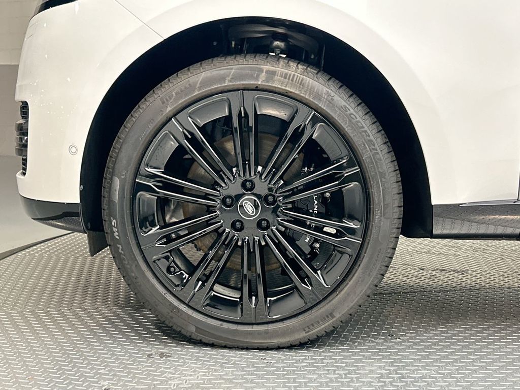 2025 Land Rover Range Rover SE photo 3