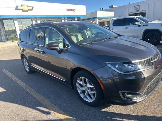 2017 Chrysler Pacifica Touring Plus photo 2