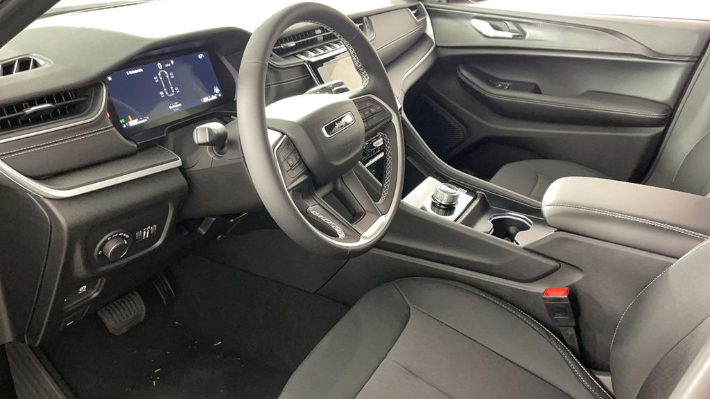 2025 Jeep Grand Cherokee Laredo X photo 11