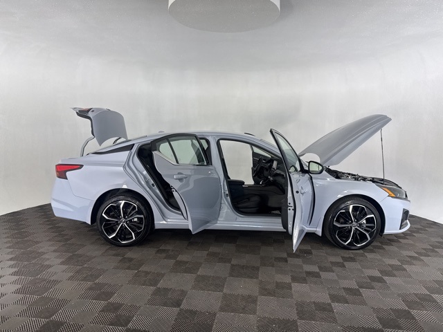 2023 Nissan Altima 2.5 SR photo 12