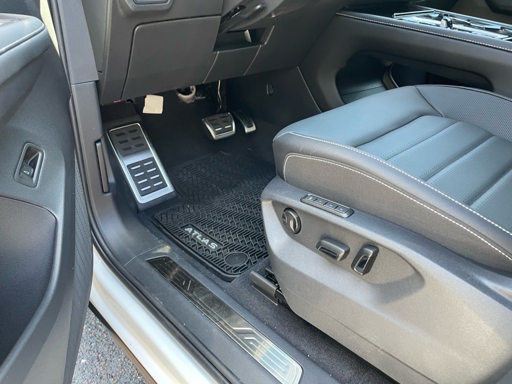 2025 Volkswagen Atlas Cross Sport SEL R-Line photo 17