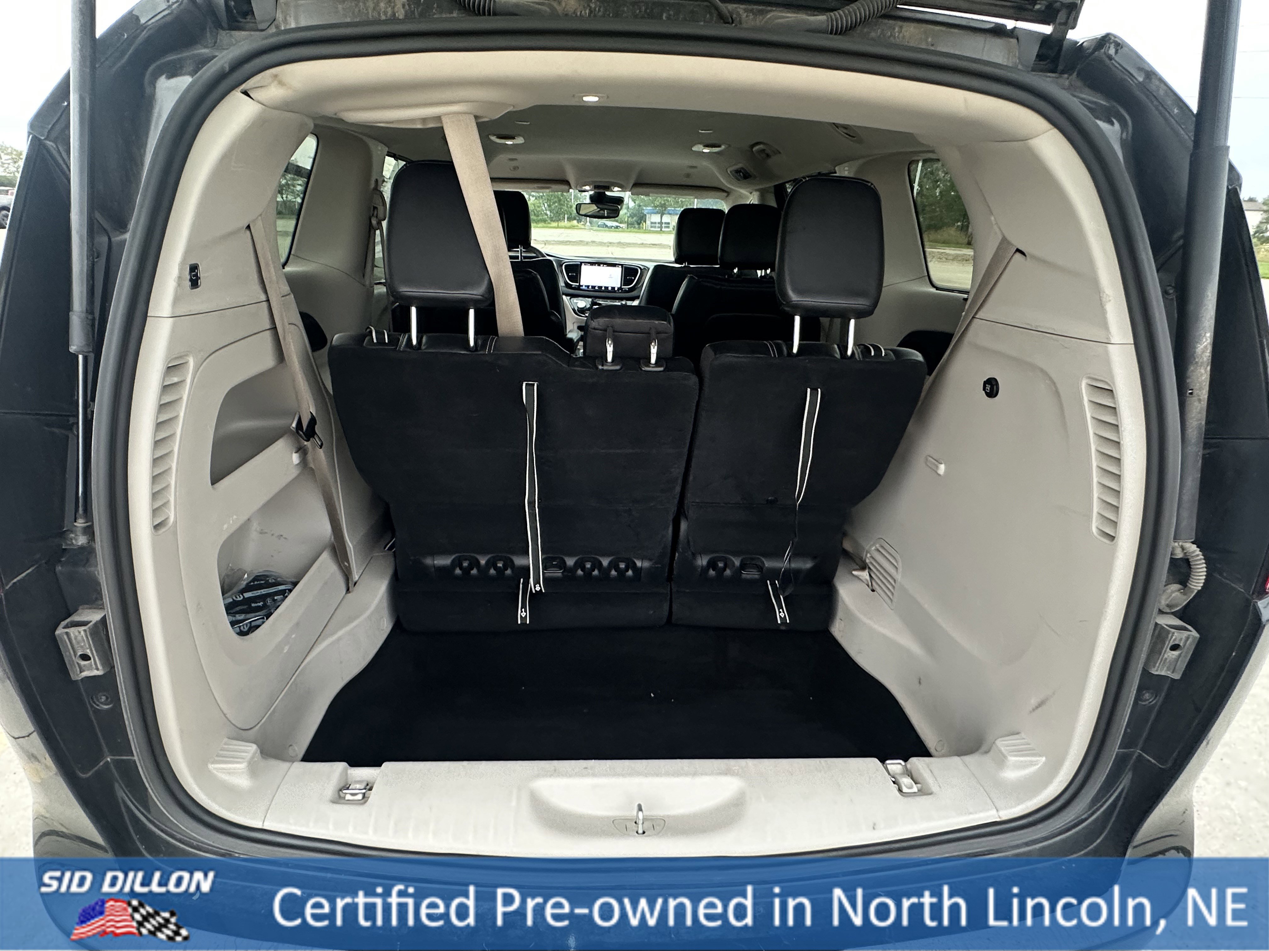 2022 Chrysler Pacifica Touring L photo 2