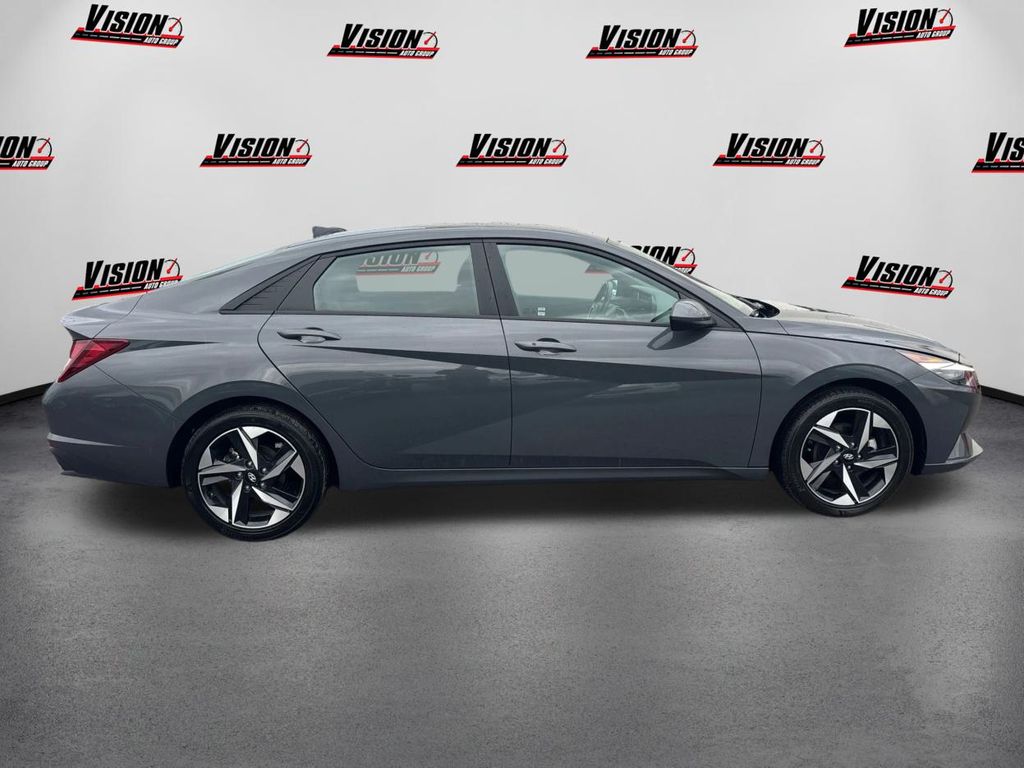 2023 Hyundai Elantra SEL photo 4