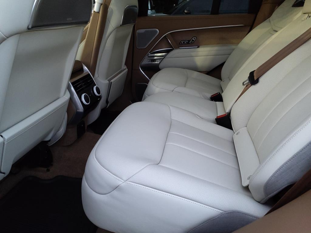 2025 Land Rover Range Rover SV photo 2