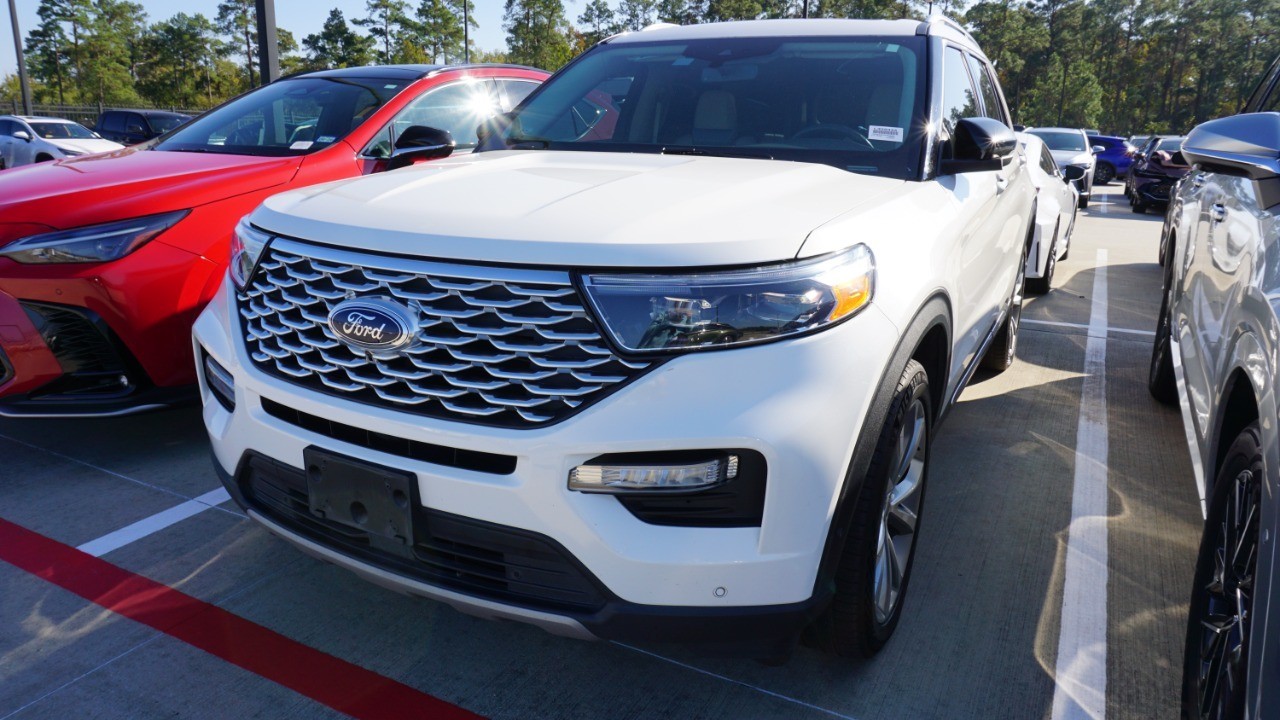 2022 Ford Explorer Platinum's photo