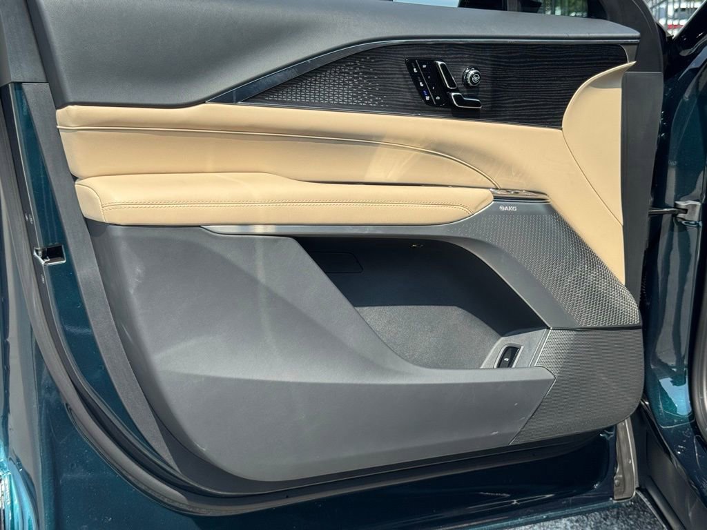 2025 Cadillac Lyriq Luxury photo 17