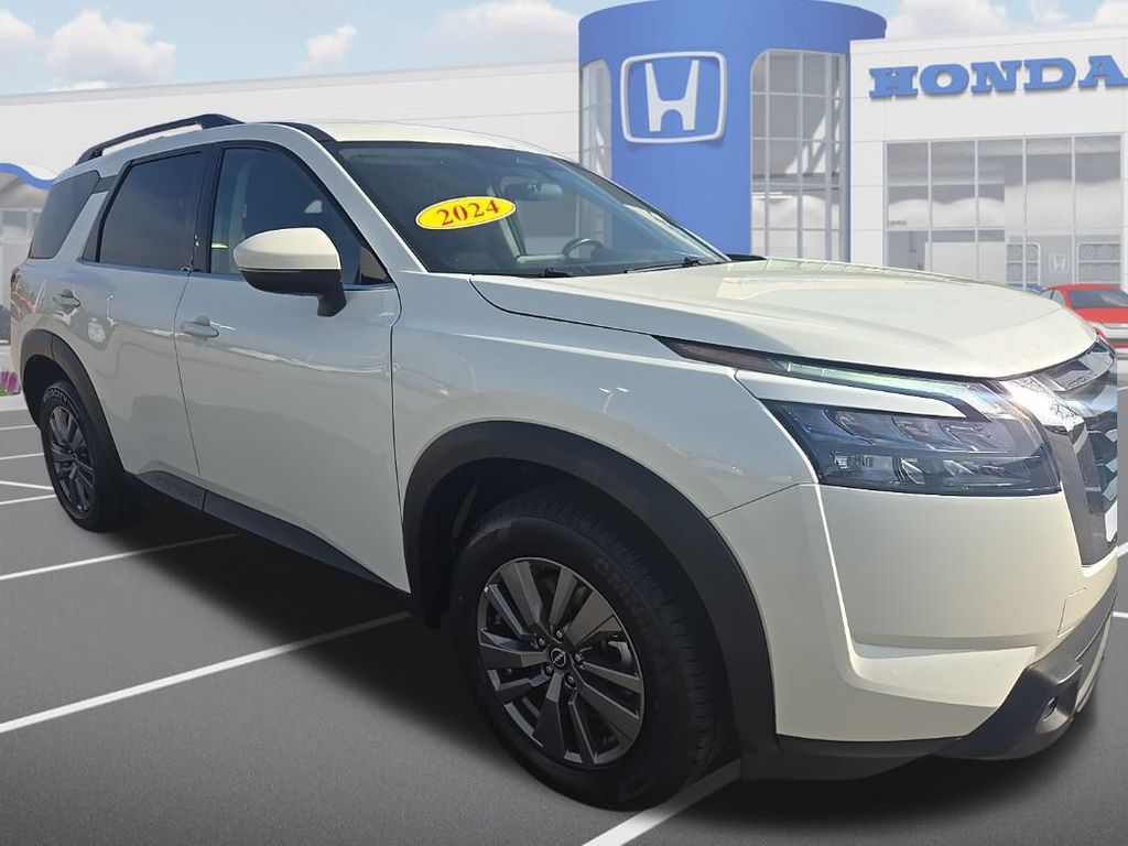 2024 Nissan Pathfinder SV's photo
