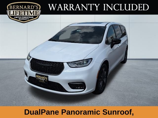 2026 Chrysler Pacifica Select's photo