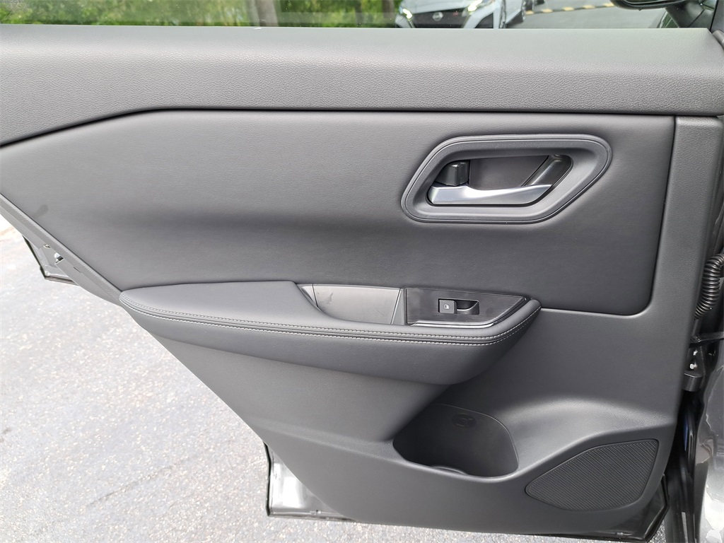 2026 Nissan Rogue SV photo 14