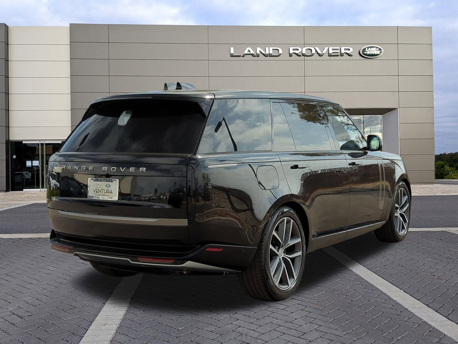2025 Land Rover Range Rover SE photo 4
