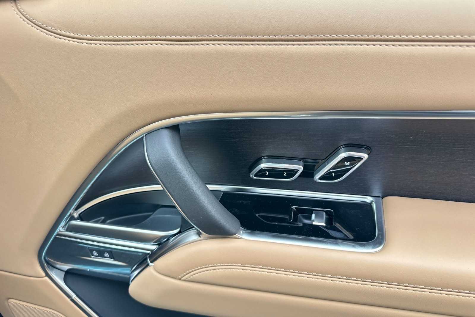 2025 Land Rover Range Rover SE photo 17