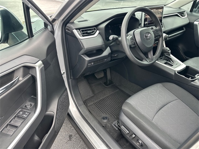 2024 Toyota RAV4 XLE photo 8