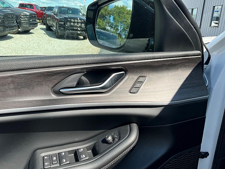 2025 Jeep Grand Cherokee Limited photo 12