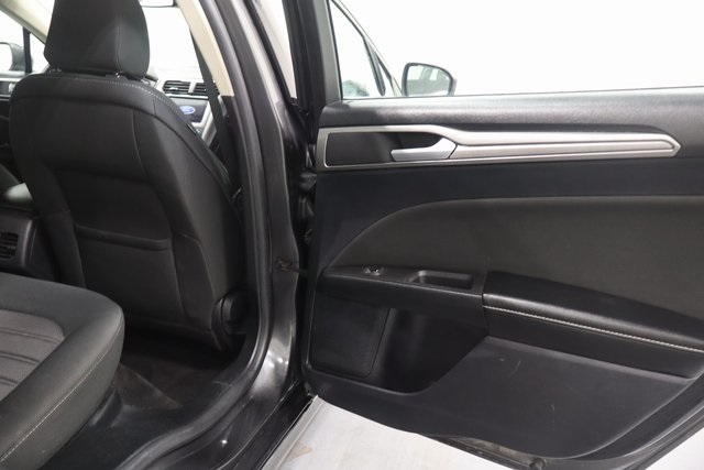 2020 Ford Fusion SE photo 16