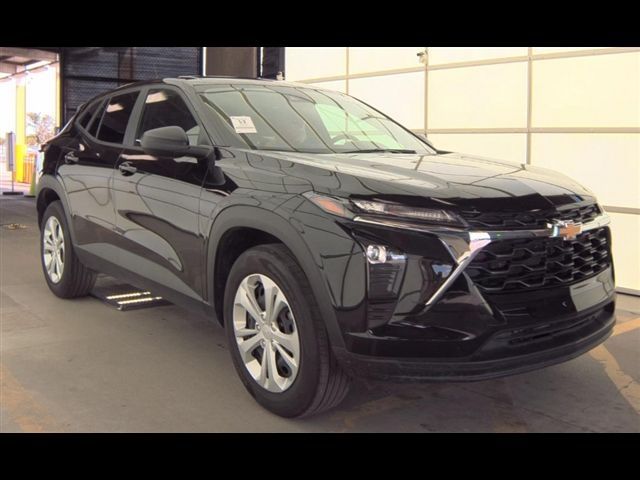 2025 Chevrolet Trax LS photo 3