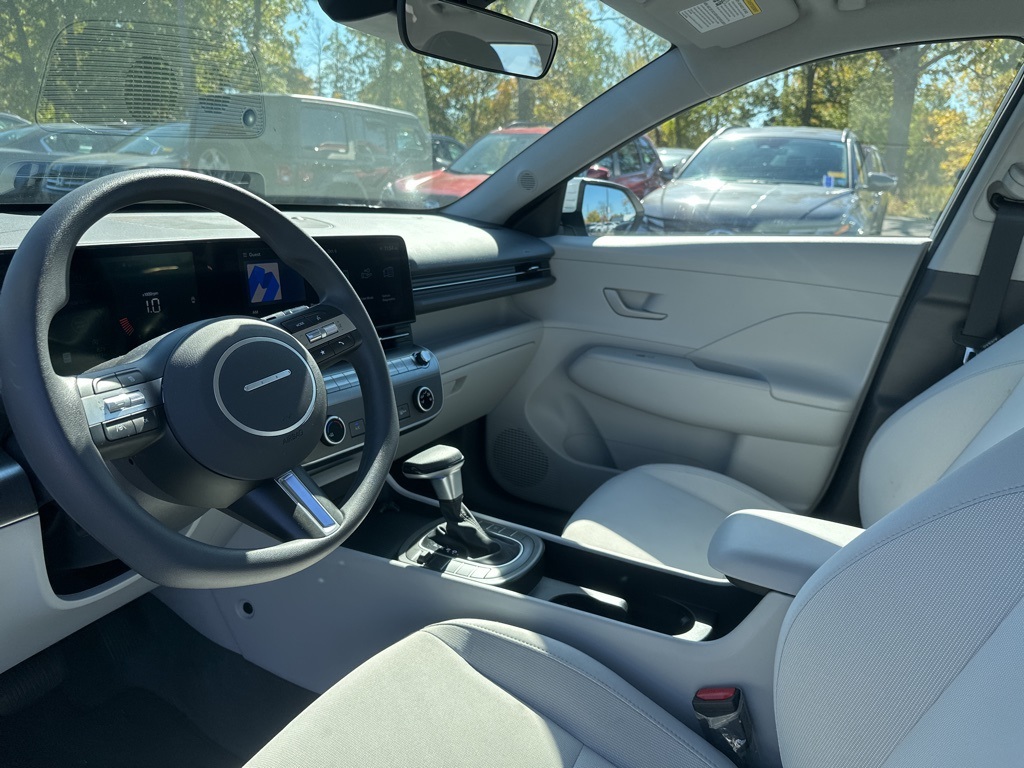 2025 Hyundai Kona SE photo 2