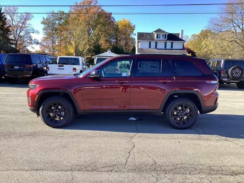 2025 Jeep Grand Cherokee Laredo photo 4