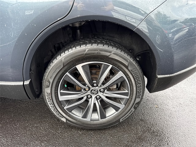 2021 Toyota Venza LE photo 2