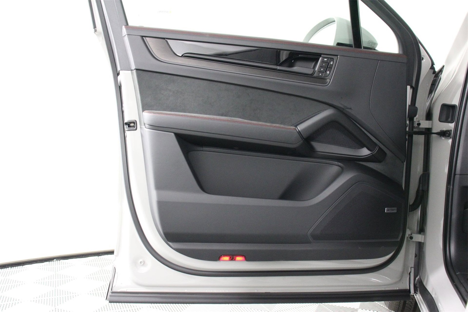 2025 Porsche Cayenne GTS photo 19
