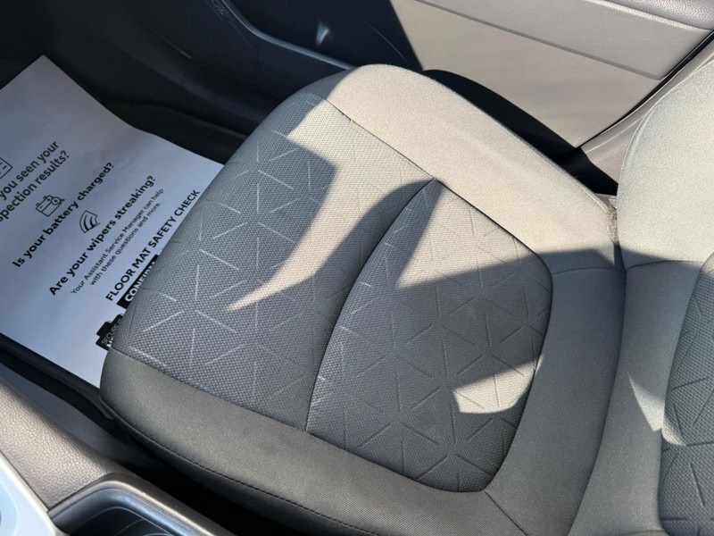 2023 Toyota RAV4 XLE photo 25