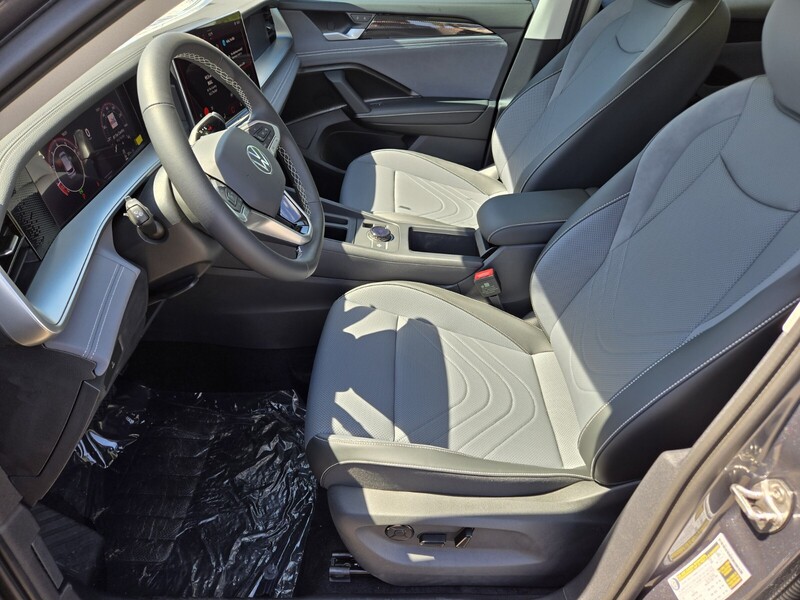 2025 Volkswagen Tiguan SE photo 2