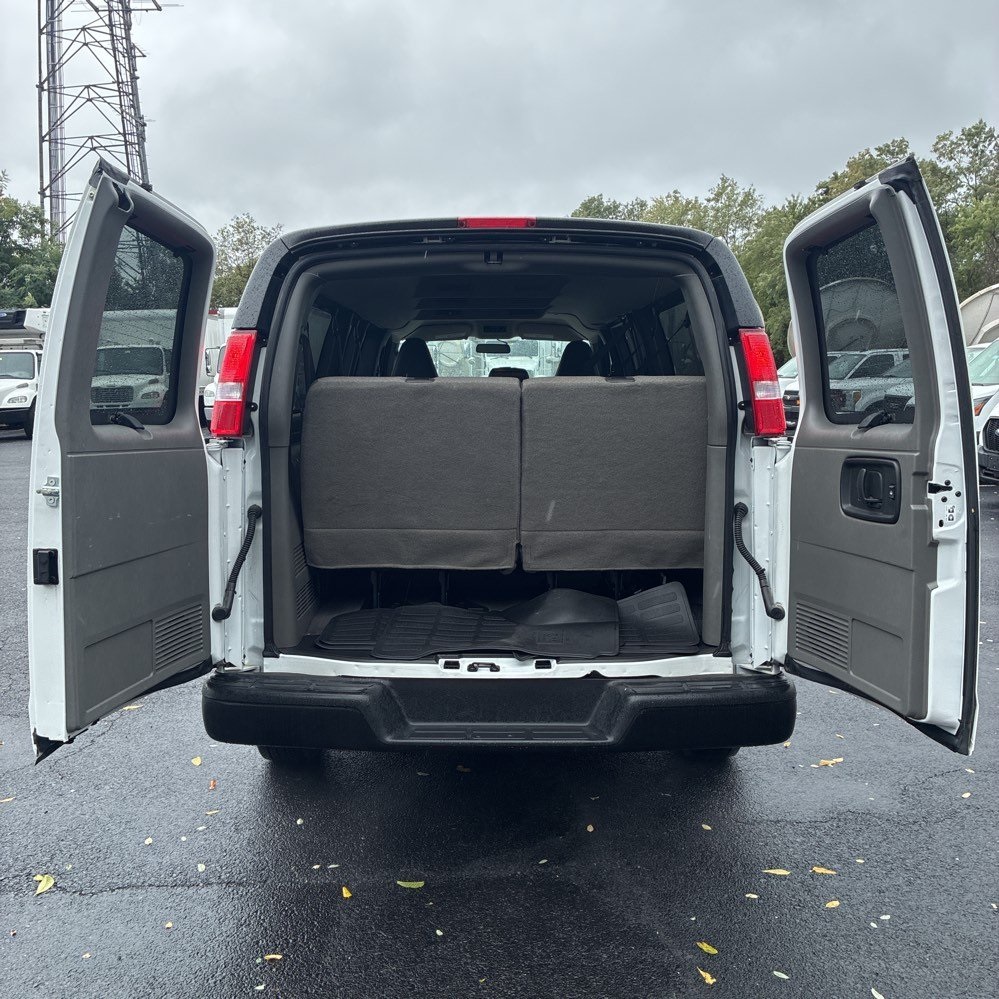 2025 Chevrolet Express 3500 LS photo 4