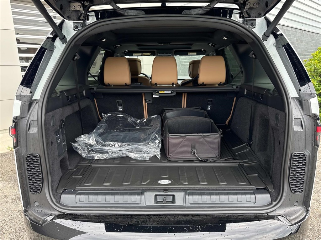 2025 Land Rover Discovery SE photo 6