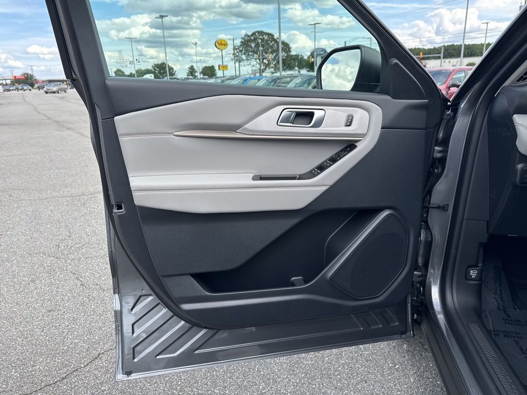 2025 Ford Explorer photo 12