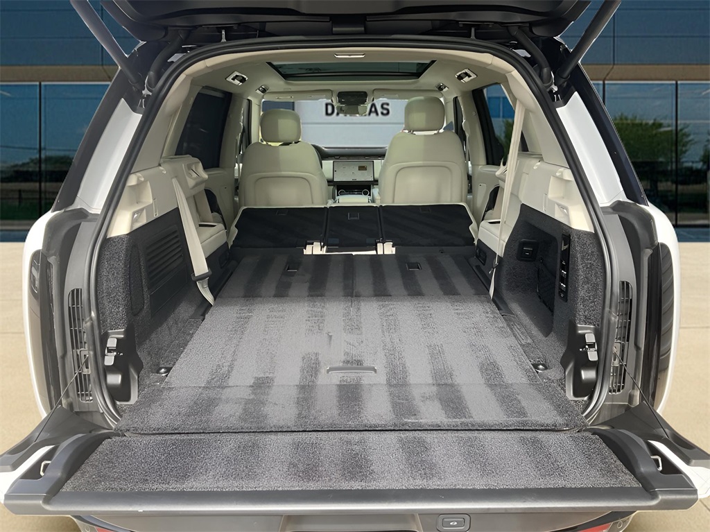 2023 Land Rover Range Rover SE photo 9