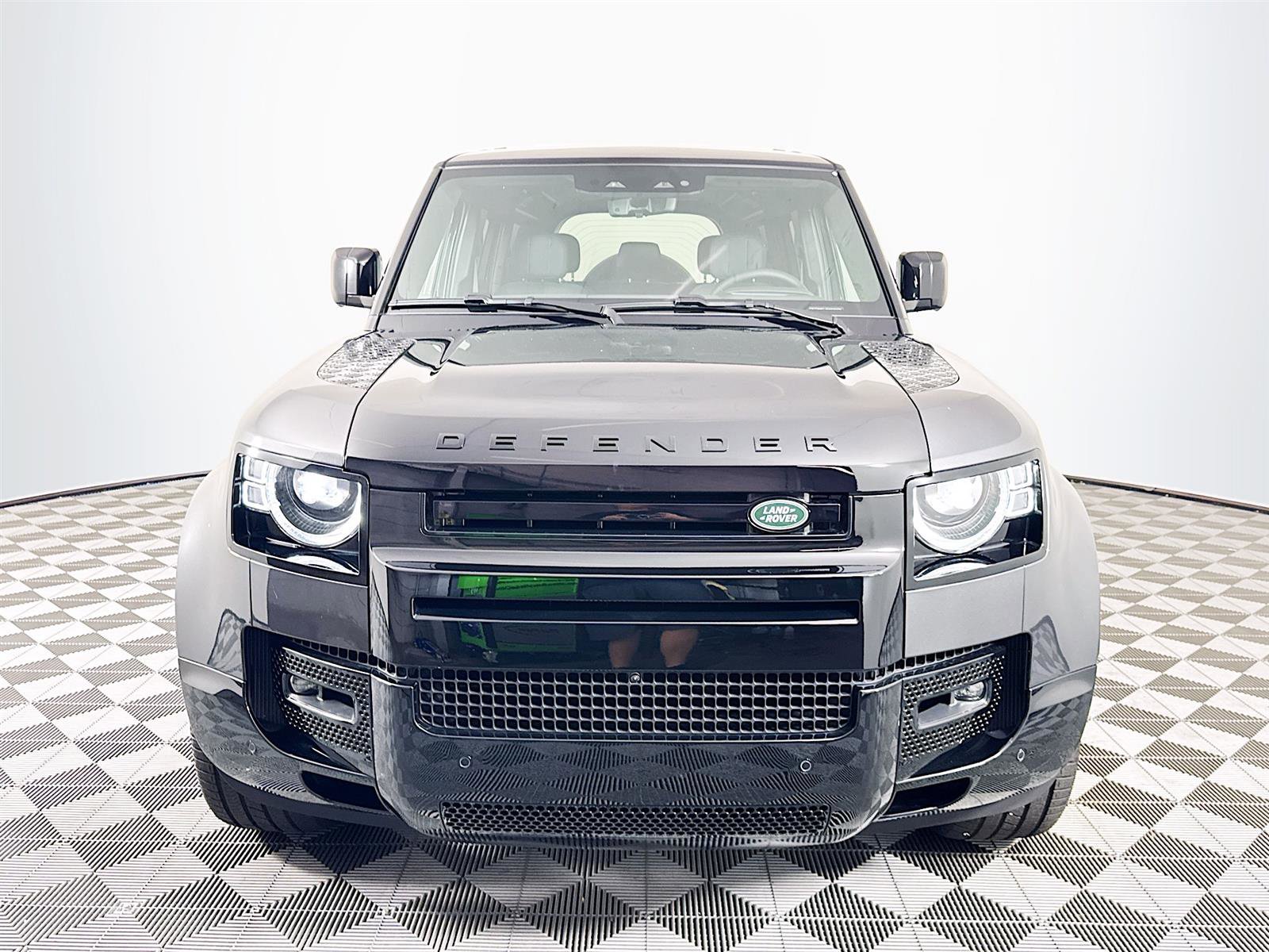 2025 Land Rover Defender 110 photo 2
