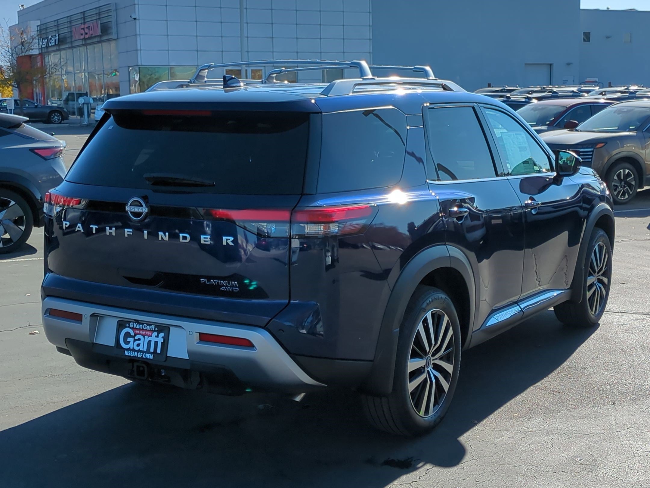 2025 Nissan Pathfinder Platinum photo 2