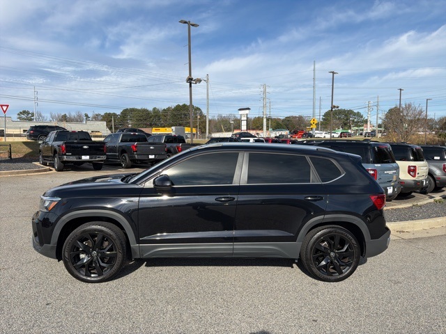 2024 Volkswagen Taos SE photo 4